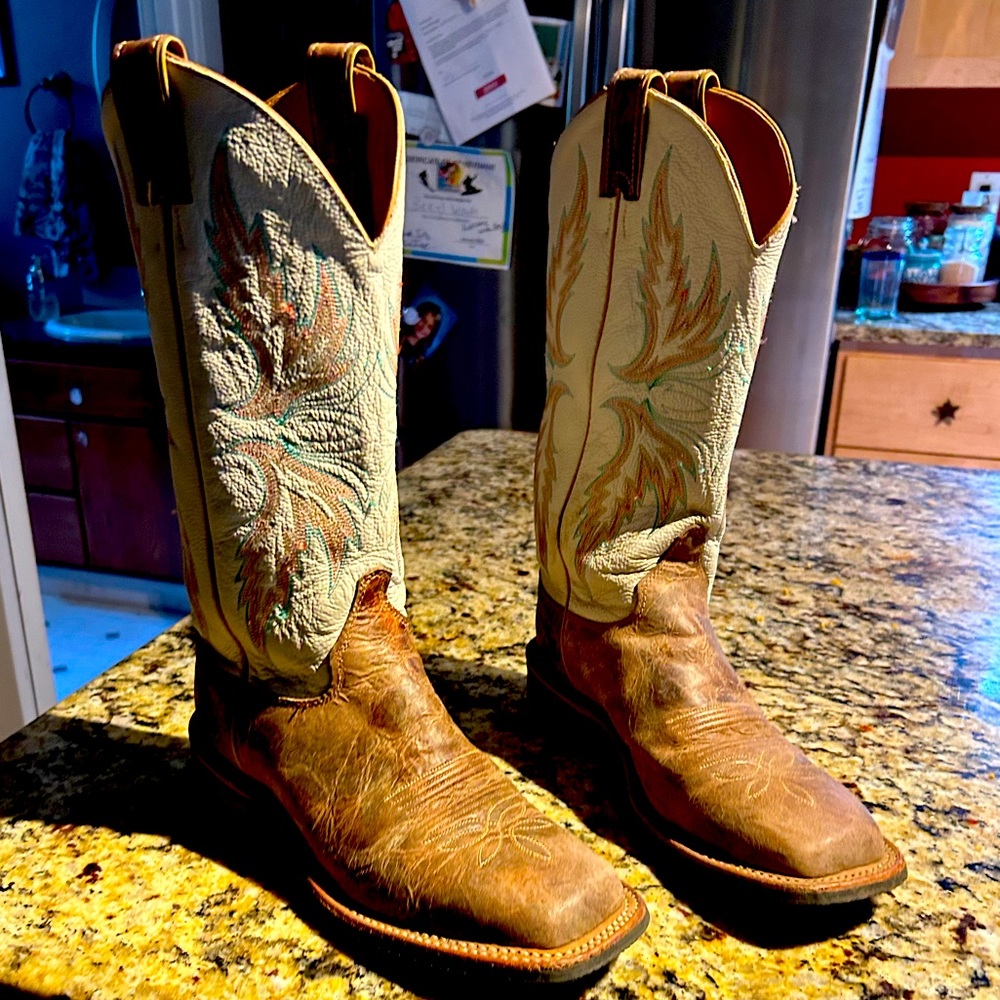 Womens Justin Cowboy boots size 7C (fits street shoe 7.5)